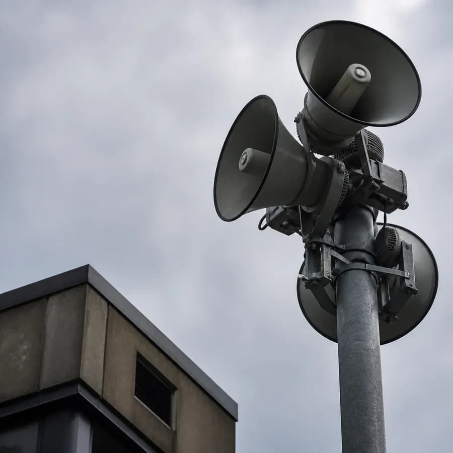Jak postępować w przypadku zagrożenia z powietrza? Nowe wytyczne MSWiA