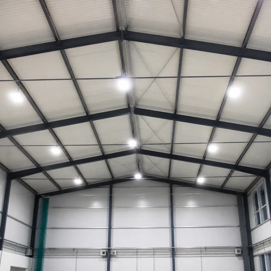 Energooszczędne lampy LED w hali w Dzietrzkowicach. Gmina zrealizowała inwestycję