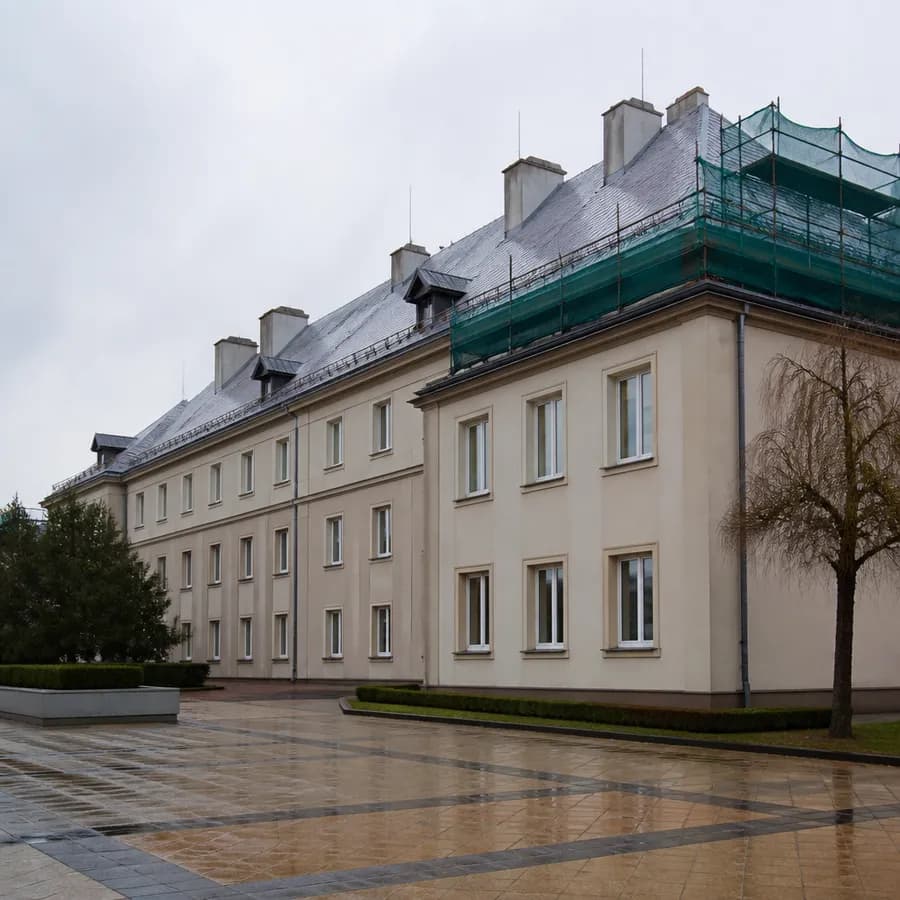 Remont dachu wieruszowskiego urzędu i starostwa. Będą utrudnienia dla kierowców i petentów