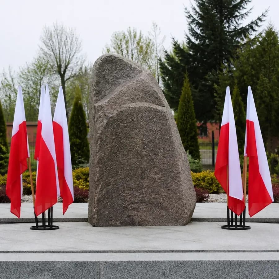 Uroczystość odsłonięcia pomnika płk. Andrzeja Płachty w Wyszanowie